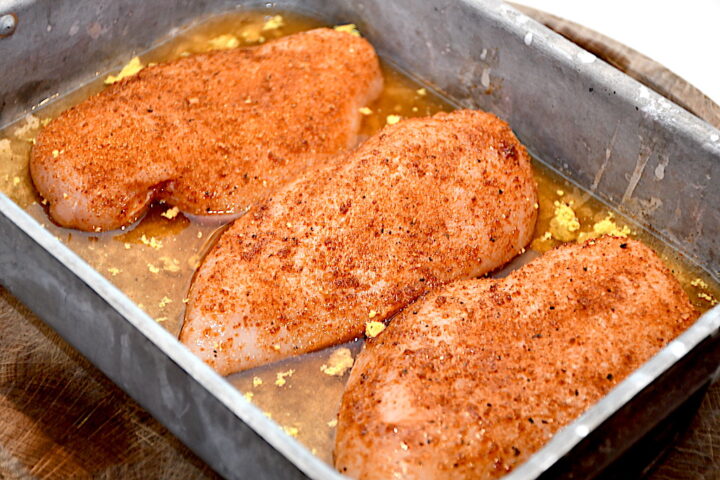 til pulled chicken gnides rub godt ind i kyllingefileterne