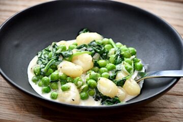 Billede af gnocchi med ærter og spinat.