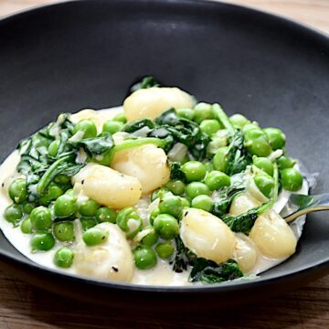 Billede af gnocchi med ærter og spinat.