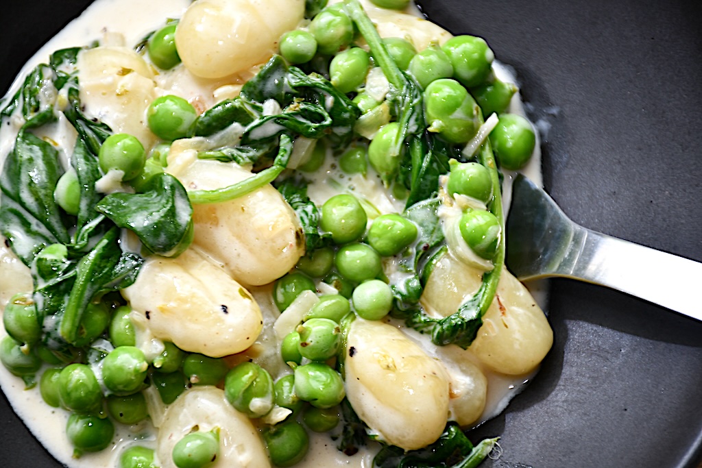 Billede af gnocchi med ærter servering.