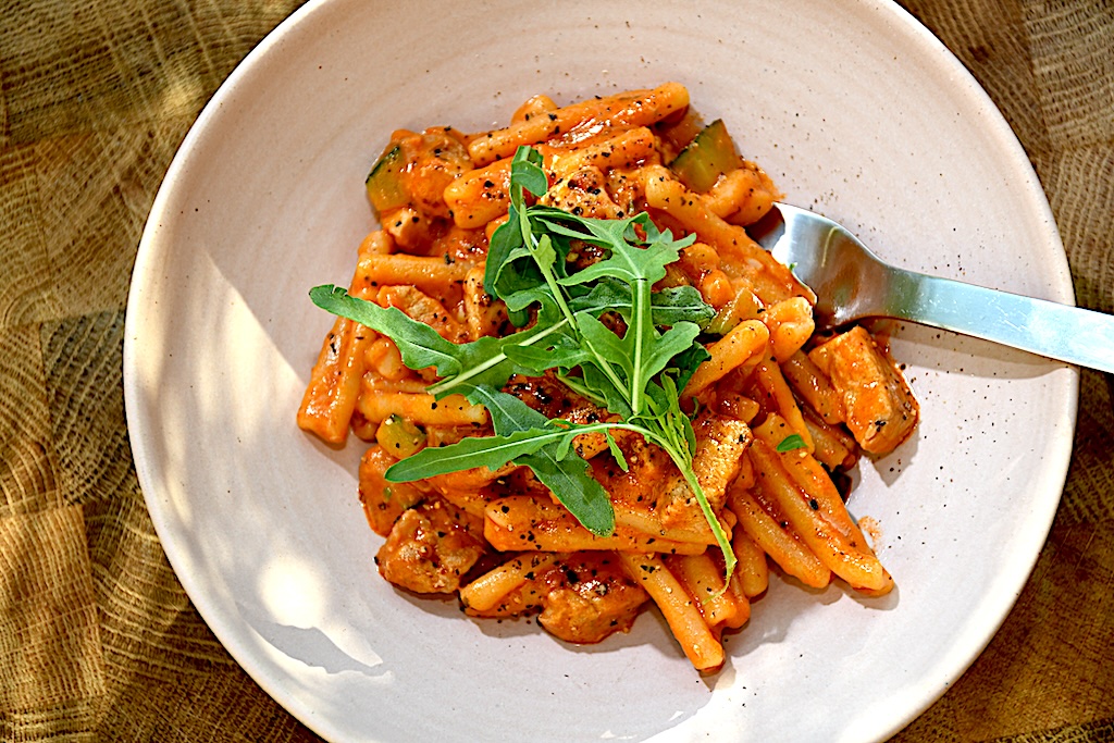 Billede med servering af pasta med svinemørbrad.