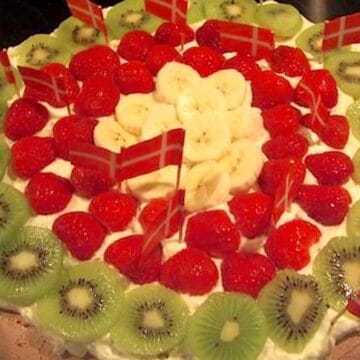 Billede af chokoladepavlova med banan og passionsfrugt.
