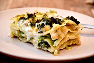 Billede med nordisk lasagne med persillerod og savoykål.