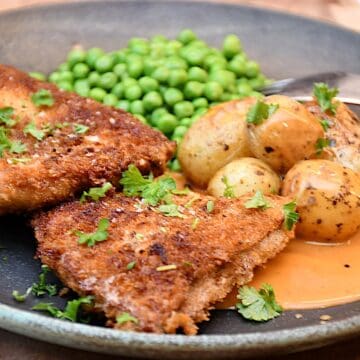 Billede med panerede kalkunschnitzler.