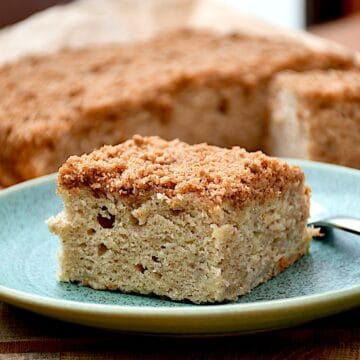 Hjemmebagt banankage med sprød crumble af brun farin og kanel