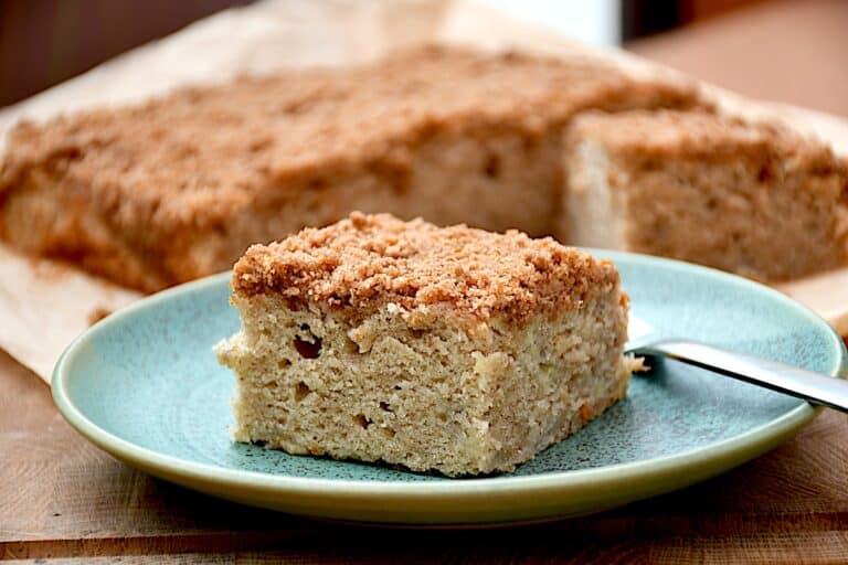 Hjemmebagt banankage med sprød crumble af brun farin og kanel