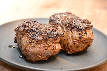 færdigstegte steak au poivre klar til servering