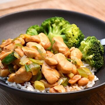 Kung pao kylling med peanuts, forårsløg, ris og broccoli
