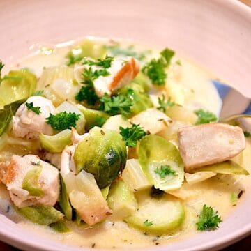 Kyllingegryde med fennikel, rosenkål og æble i mild flødesauce