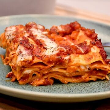 Hjemmelavet lasagne med salsiccia, tomatsauce og bechamel i seks lag