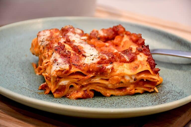 Hjemmelavet lasagne med salsiccia, tomatsauce og bechamel i seks lag