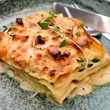 Hjemmelavet lasagne med skinke, porrer og gulerødder i seks lag med bechamelsauce