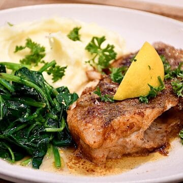 Meunièrestegt pighvar med citronkartoffelmos og smørdampet spinat