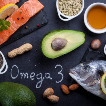 Fødevarer med omega-3 som laks, makrel, valnødder, rapsolie og chiafrø.
