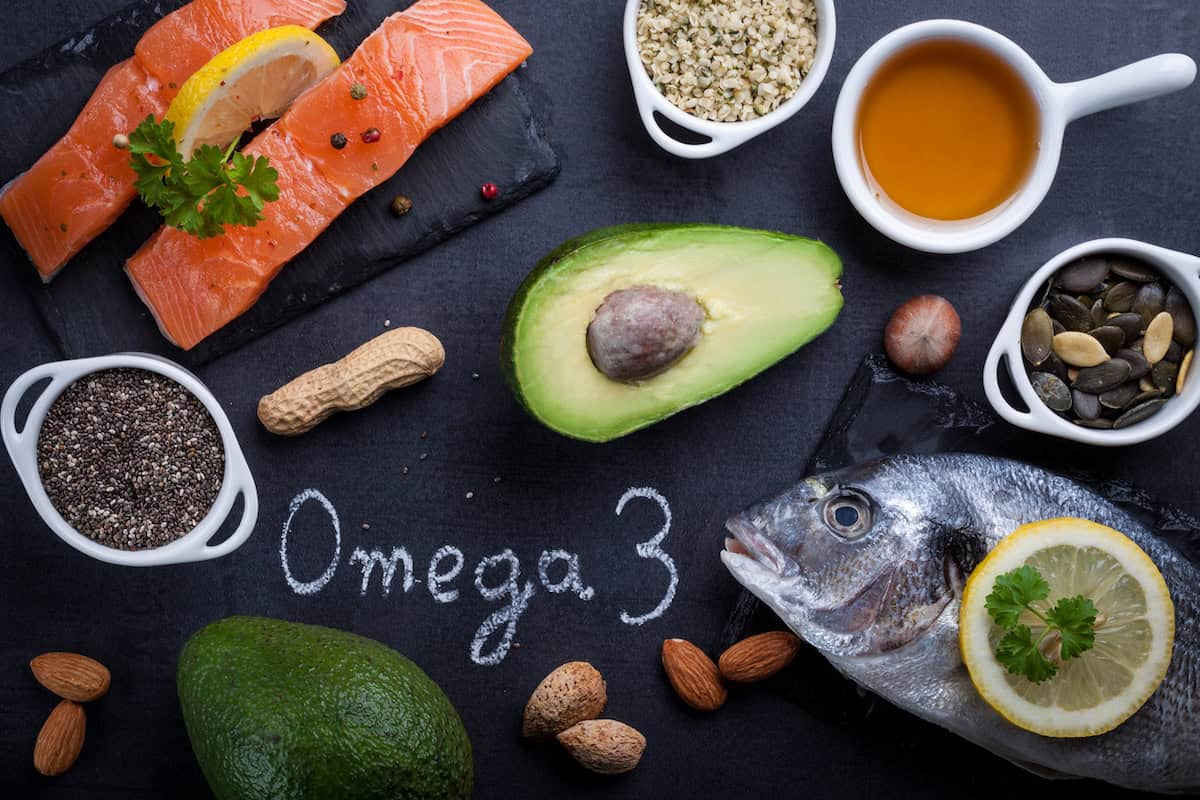 Fødevarer med omega-3 som laks, makrel, valnødder, rapsolie og chiafrø.