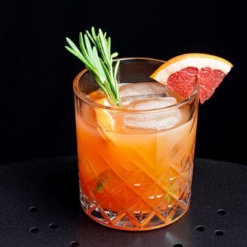 Paloma cocktail med tequila, grapefrugt og lime i glas med isterninger.