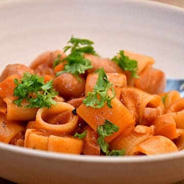 Pasta med cocktailpølser, pancetta og tomatsauce