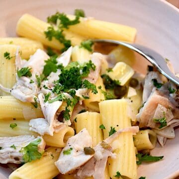 Pasta med kyllingelår, rigatoni, citron og kapers.