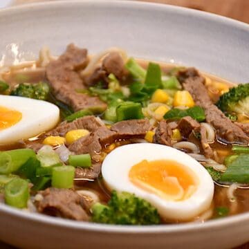 Ramen med oksekød, ramennudler, broccoli og majs