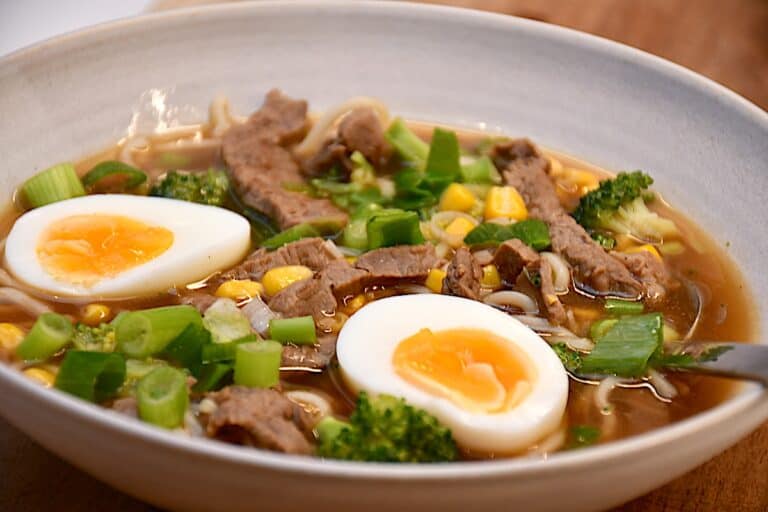 Ramen med oksekød, ramennudler, broccoli og majs