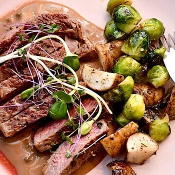Ribeye med jordskokker, rosenkål og pebersovs