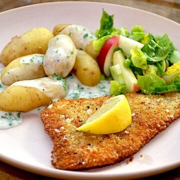 Paneret rødspættefilet med kartofler og persillesovs