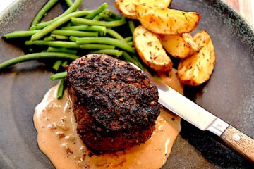 servering af steak au poivre - fransk peberbøf