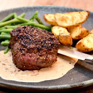 Steak au poivre med oksemørbrad, cognacsauce, ovnbagte kartofler og grønne bønner