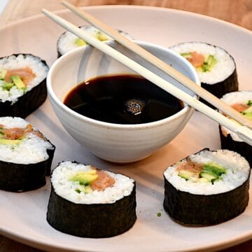 Sushi med røget laks, avocado, agurk og sushiris