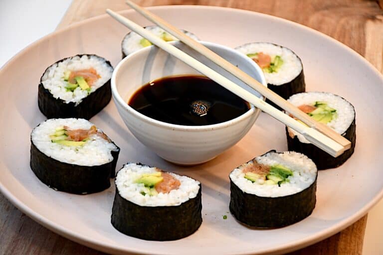 Sushi med røget laks, avocado, agurk og sushiris